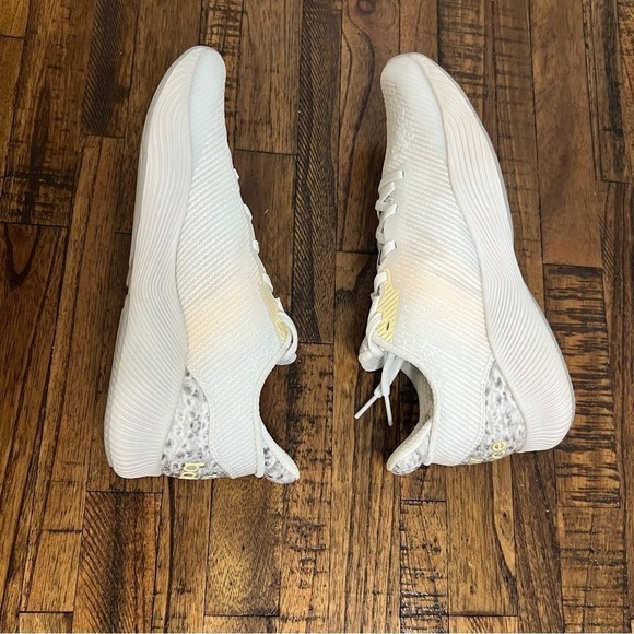 New Balance FuelCell Shift TR White Light
Aluminum with reflective panels 8.5 - Picture 9 of 11